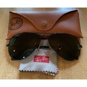Ray-Ban black aviators 😎
